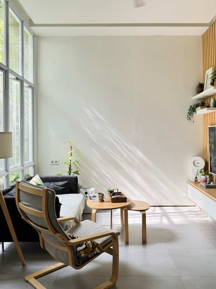 Sun, Camera, Action!

Hal terlangka disaat musim hujan, cahaya matahari yang dramatis. Beruntung living room ini disinari cahaya matahari dari void taman belakang. Bahkan ketika akhir tahun cahayanya bisa lebih dramatis lagi saat sinar melewati rooster di golden hour sore hari.

Maka saat ada cahaya matahari, langsung ambil hp, buka kamera dan mainkan! 

#PencahayaanAlami #BrightHouse #NaturalLighting #tropical #livingroomdecor #japandidecor