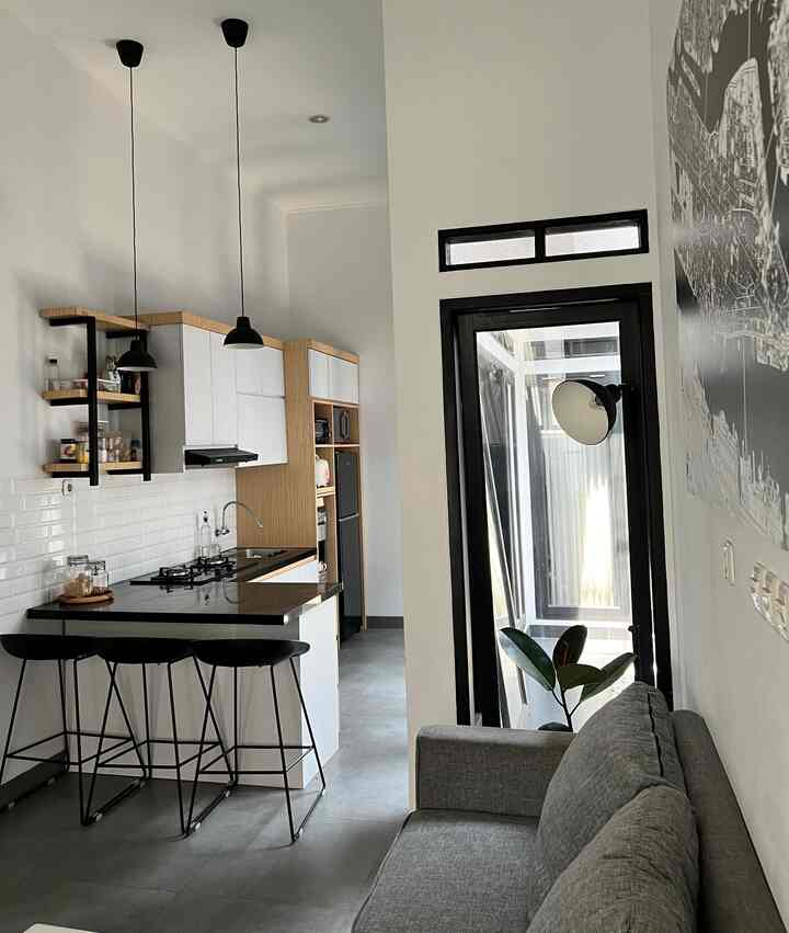 Dapur impian aku adalah dapur yang menyatu dengan ruang keluarga. Karena aku ingin sewaktu memasak aku tetap bisa bergabung bersama tanpa ketinggalan moment berkumpul. Maka kami memilih dapur yang dapat merangkap sebagaj icon dekorasi, karena letaknya dijantung rumah. Terwujudlah dapur sekaligus tempat makan dengan konsep industrial. Budget yang dikeluarkan sangat sesuai dengan yang kami dapatkan. Tips untuk menentukan dapur impian adalah kita harus mengetahui terlebih dahulu kebutuhan kita, apakah dapur hanya sekedar tempat memasak atau dapur sebagai jantung dari rumah. Sehingga kita dapat menempatkan dapur di area yang tepat. 

#MyDreamKitchen #KitchenIdeas #KitchenInspiratios #DapurMinimalis