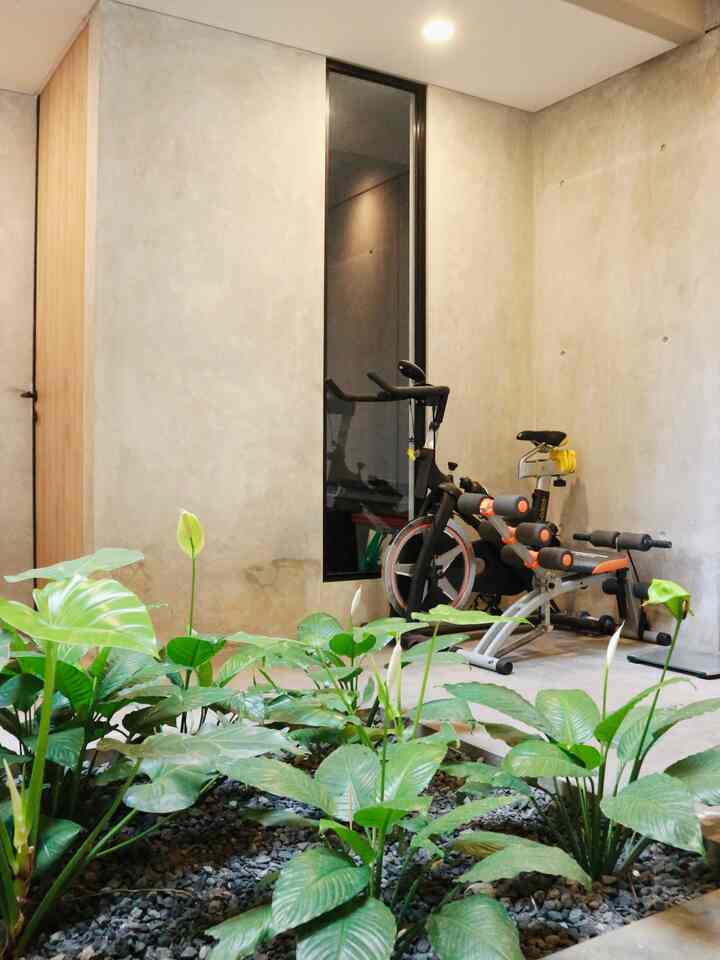 • MINI HOME GYM •
This time I will show you the "mini home gym" at RFL House. This is where we exercise in the morning/afternoon which is located in the innercourt/central park area. We deliberately placed some sports equipment in this area because we think it is very fun and enthusiastic to exercise in an open area with maximum air circulation, while enjoying the green plants in the inner court area. Hopefully it will inspire 🙏🏻😁

#homegym #gym #innercourt #tamantengah #inspirasitaman #garden #tropicalgarden