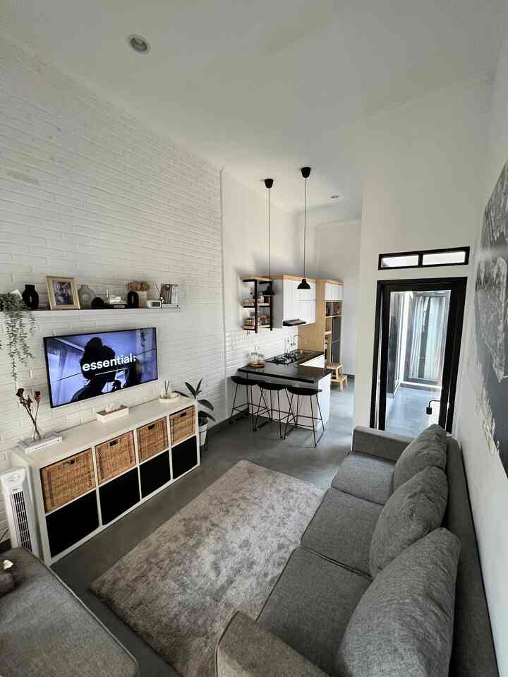 Rumah compact dengan konsep openspace. Layout seperti ini memang menjadi impian kami berdua. Karena kami hobi mengumpulkan  keluarga maupun teman-teman, dengan konsep openspace ini ruangan terasa lebih lega. 
#LivingRooms #CompactHouse #RumahMinimalis #Monochrome #RumahOpenSpace