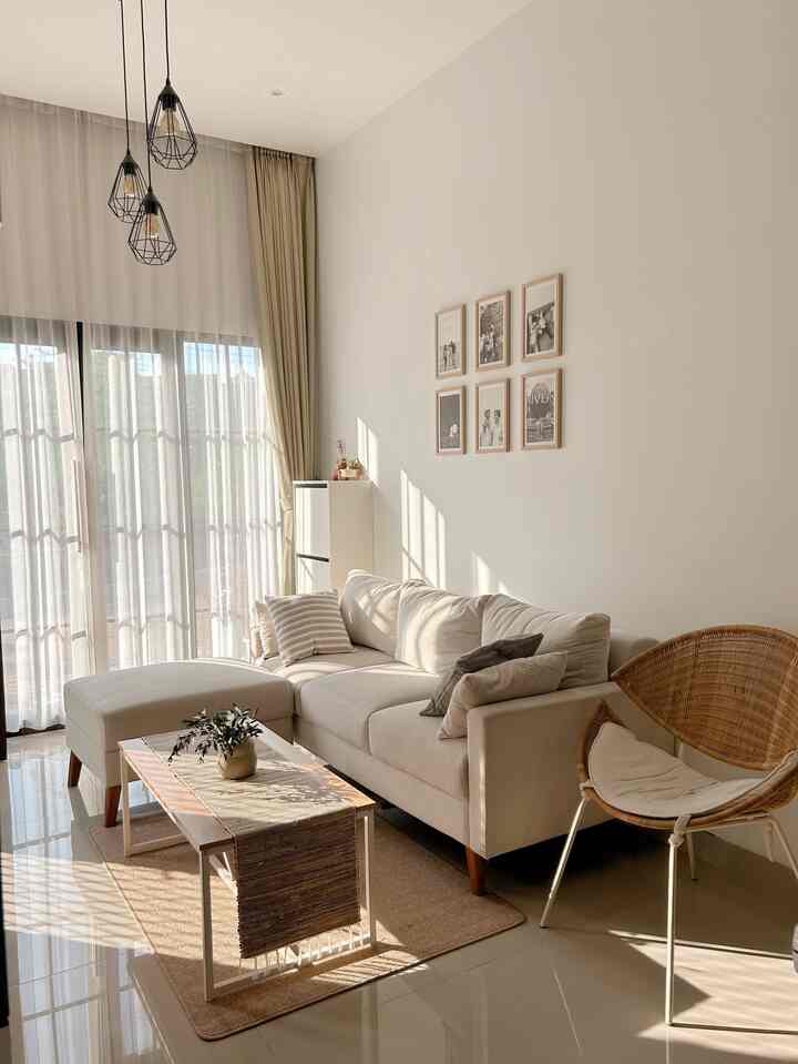 Ruangan yang paling banyak mendapatkan sinar matahari adalah livingroom ini. Karena ada jendela besar dengan ukuran lebar 240cm dan tinggi 220cm, jadi banyak cahaya matahari yang masuk saat pagi hari. 

Jendela bawaan rumah developer tadinya hanya satu jendela kecil, karena rumah terasa lembab, lalu kami memutuskan untuk mengganti ke jendela yang lebih besar seperti sekarang. Tujuannya tentunya ingin mengurangi kelembaban didalam rumah agar rumah menjadi lebih sehat, dengan banyak cahaya matahari yg masuk ke dalam rumah 😊

#pencahayaanalami #BrightHouse #NaturalLighting 