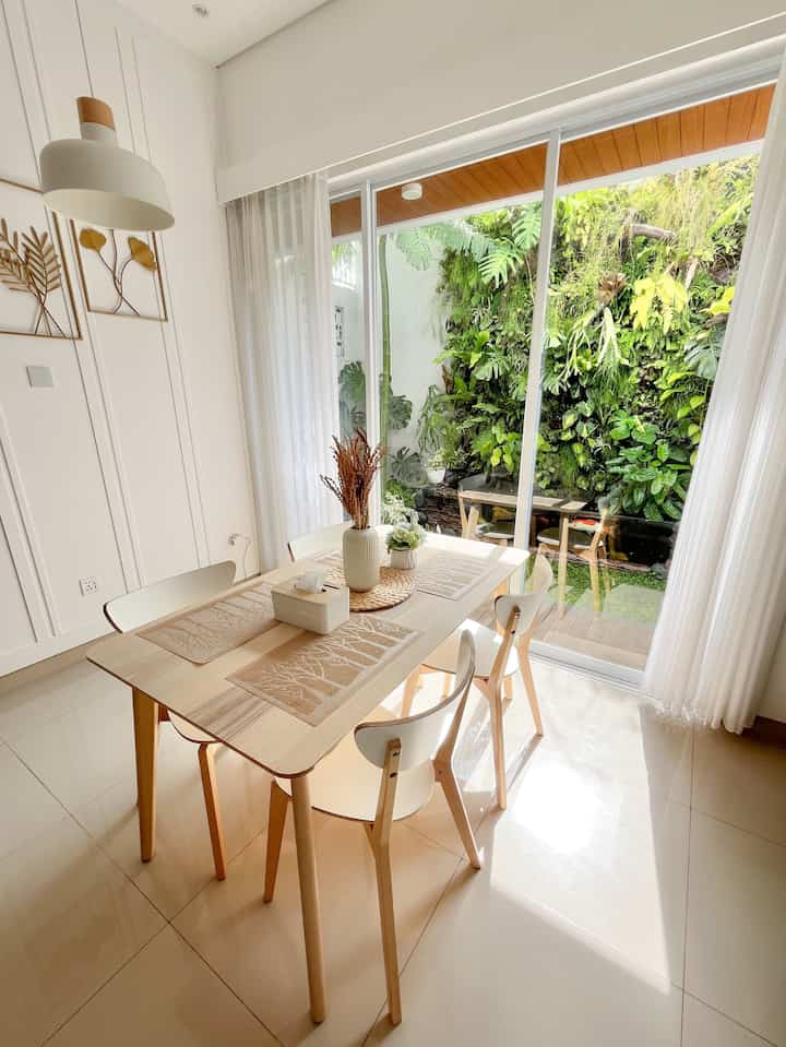 Sinar Matahari di rumah d_houseds

Hai tetangga O!house..
Lagi musim hujan nih ditempatku. pagi siang, sore, dan malam hujan terus menerus. Tapi alhamdulillah pagi ini ada secercah sinar matahari yang tertangkap kamera. Bagian belakang rumah tepatnya area dapur dan taman belakang adalah area yang paling banyak menjadi tempat masuknya sinar matahari ketimbang bagian fasad rumah. Alasannya adalah karena pada area fasad terdapat canopy lebar, sehingga matahari terhalang ke area ruang tamu walaupun jendelanya udah termasuk besar. sedangkan area belakang rumah terbuka. Ditambah lagi di antara area dapur dan taman belakang kami sengaja menggunakan pintu kaca geser lebar. Sehingga sinar matahari bisa bebas masuk kedalam rumah. Seringnya kami membuka pintu ini selebar-lebarnya agar sinar matahari pagi dan udara yang segar masuk kerumah.

#PencahayaanAlami 
#Brighthouse 
#NaturalLighting 
#minimalist
#rumahcluster
#rumahimpian
#cimahi
#bandung