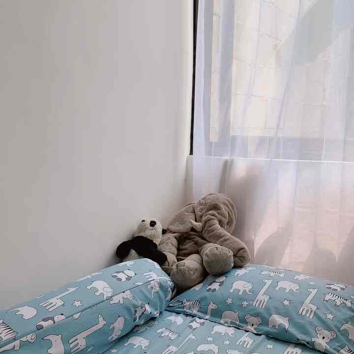 Hola tetangga ohouse ! 💙
Salah satu ruangan yang dapat pencahayaan alami di asrarumah adalah di kamar mungil ini. 
Ini kamar anakku yang super mungil dimana ukurannya sekitar 1,8m x 3m 🤏🏻
Meskipun mungil tapi pencahayaan di kamar ini menurut kami super full cahaya matahari ✨

#PencahayaanAlami
#BrightHouse
#NaturalLighting
#asrarumah
#sunbright