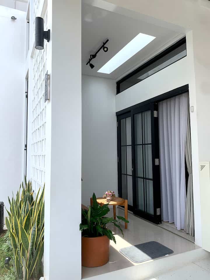 Bright Room ✨

Ruangan yang terkena sinar matahari langsung di area foyer ini ☀️ meskipun ada roster tinggi yang menutupi. Hal itu dikarenakan adanya mini skylight di atas area foyer. Sehingga matahari bisa masuk bebas ke dalam foyer maupun living room. 

#PencahayaanAlami
#BrightHouse
#NaturalLighting