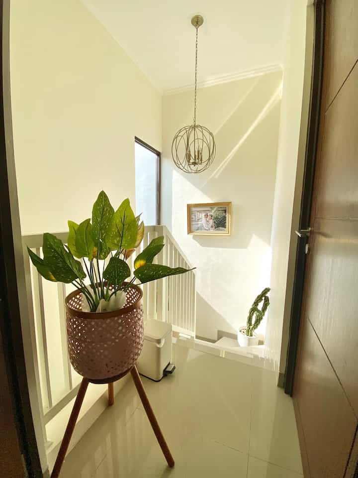Favorit pencahayaan di rumahku adalah di tangga ini karena ada jendela yg bisa langsung terkena sinar matahari menjadikan rumah memiliki cahaya alami dan lebih aesthetic 


#PencahayaanAlami #BrightHouse #NaturalLighting