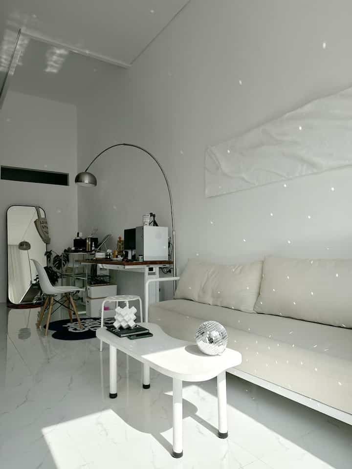 Pencahayaan Alami di AK House
-
Jendela kita cukup besar ketika pagi hari matahari sangat suka menerobos ruangan open space kita, agar tidak panas kita menutupi dengan vitrase yang tidak tembus dari pandangan dan kita buka sedikit untuk masuknya cahaya agar bisa memantulkan disco ball yang bisa memantulkan bintik” putih ditembok

#PencahayaanAlami #BrightHouse #NaturalLighting #livingroom #openspace #homedecor #aesthetic #minimalist #minimalism #angkahouse 