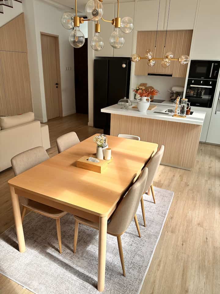 Rumahku menghadap ke Utara dan tamanku berada di sisi kanan, jadi dirumahku banyak mendapatkan sinar matahari ketika jam 8-10 pagi dari arah timur. 

Banyak bukaan dari jendela atau pintu besar dari bahan kaca membuat rumah mendapatkan cahaya alami yang indah ketika sinar matahari muncul. 

#PencahayaanAlami
#BrightHouse
#NaturalLighting