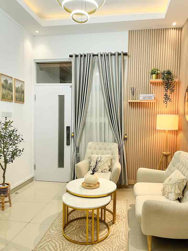 Hai O!house lover… 

Kami mau bercerita tentang Palet warna yang kami aplikasikan dirumah d_houseds.
Kami mengaplikasikan warna-warna eart tone dirumah kami. Pada dasarnya warna yang sering kami pakai adalah putih. Kemudian kami beri sentuhan coklat kayu dari wall panel. Lalu ada juga dinding putih dengan variasi teksture garis-garis memanjang dari wall moulding. Dan ada satu area wall moulding yang kami beri sentuhan warna hijau dengan hint abu-abu pada area dinding tangga. Juga balkon yang dindingnya putih variasi roaster putih dengan lantai dari kayu bengkirai asli. Pemilihan warna serba natural ini bertujuan untuk menciptakan suasana hangat dan nyaman namun tetap mengutamakan sisi estetika. Warna natural yang kami pilih juga tidak banyak, yakni dominan putih, lalu sentuhan coklat, abu, dan hijau. Kami berupaya membawa keindahan warna-warna bumi kedalam rumah kami, agar rumah kami memberikan kesan natural, hangat, nyaman, dan lembut sehingga anggota keluarga betah berada di rumah. Untuk mempercantik ruangan dirumah, kami juga menambahkan furniture dan benda-benda dekoratif dengan warna yang senada atau warna-warna yang masih termasuk dalam Pallet warna eart tone. 
Semoga ada manfaat dan inspirasi yang bisa didapatkan dari postingan ini ya🤗
Terimakasih🙏🏻


#BringColorsToMyHome
#HomeColorPallete
#PaletWarnaRumah
#minimalist
#rumahcluster
#rumahimpian
#cimahi
#bandung