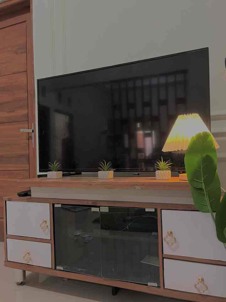 Haii temen-temen..
Mau cerita sedikit tentang palet warna dirumah kami. Sebenarnya tidak terlalu banyak variasi warna karena kami pada dasarnya pakai warna putih. Suka banget warna putih dipadukan dengan coklat rasanya adem dilihat. Disini kami tambahkan warna coklat untuk pintu jendela dan sedikit dikasih sentuhan wall moulding didinding warna putih dan wallpanel coklat dan sekat didapur pakai kayu warna coklat sampai taplak meja kami pilih warna coklat biar diruangan ini terlihat senada. Semoga menginspirasi ya.❤️

#BringColorsToMyHome
#HomeColorsPalette
#PaletWarnaRumah
#InspirasiWarnaRumah
#InpirasiRumah
#DekorasiRumah