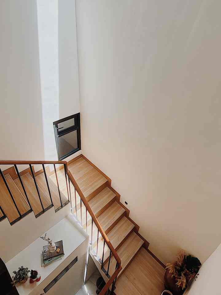 Ada beberapa spot skylight atau ventilasi udara dan cahaya di Griya Nagari. Akhirnya rumah juga jadi auto adem dan hemat listrik. Selain privasi di KT, hampir di setiap ruangan punya sirkulasi ini, jadi sebagai penghuni kami bisa berinteraksi dengan mudah satu sama lain. Apalah artinya tinggal bersama kalau susah ngobrolnya ygy? 😅

Selain itu, kondisi curah cahaya ini bikin mood rumah jadi estetik banget. Beda waktu beda bentuk cahaya/sorot. Enak banget dilihat. Jadi ngerasa makin hangat 😌

#PencahayaanAlami
#BrightHouse
#NaturalLighting
#japandihouse
#griyanagari
#griyanagari