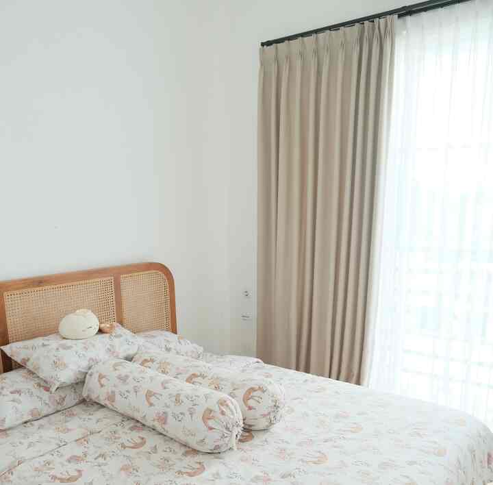 Pada design Damaruma terdapat banyak jendela besar, seperti di master bedroom, area open space (living room, kitchen dan dining room) sehingga ketika siang hari rumah sangat terang karena banyak cahaya yang masuk

#PencahayaanAlami #BrightHouse #NaturalLighting #WindowIdeas #MinimalistDesign