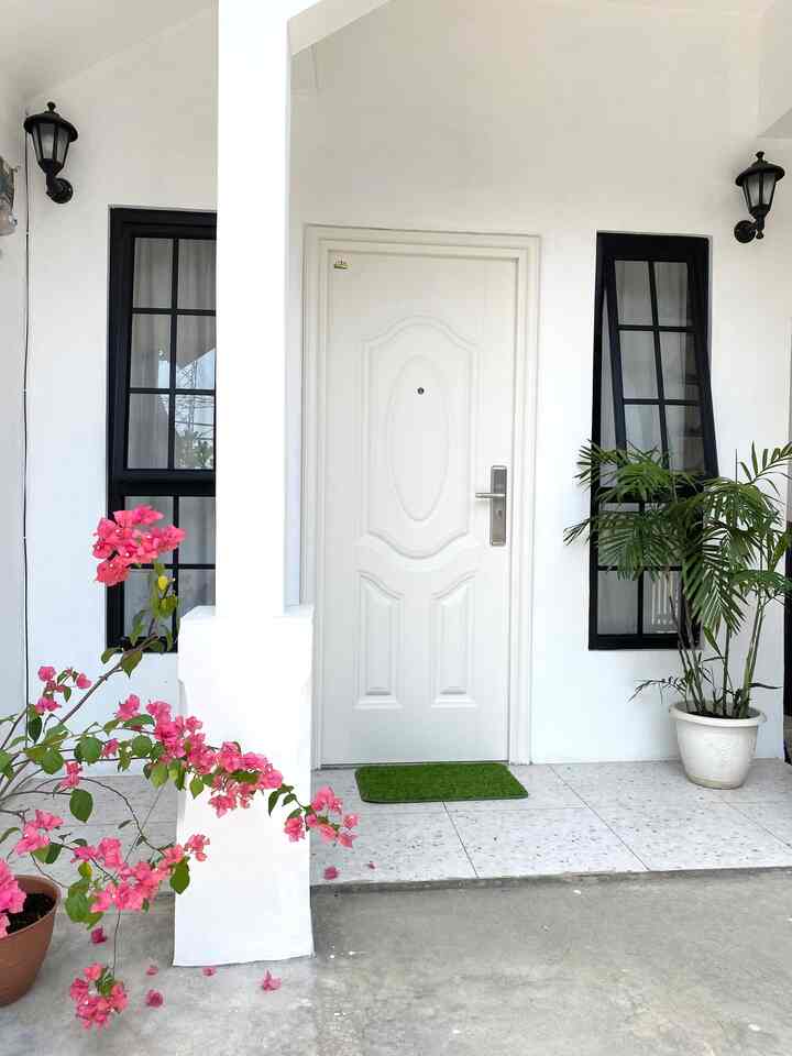 //Our Color Pallete//•

Rumahku ini didominasi dengan warna putih, ditambah dengan sentuhan warna kayu, abu-abu, dan hitam.
Banyak yang bilang warna putih bikin cepat kotor? Justru aku memilih warna putih agar terlihat clean, terang, dan luas.

#BringsColorsToMyHome #HomeColorPallete #PaletWarnaRumah #Minimalist #Modern #Natural