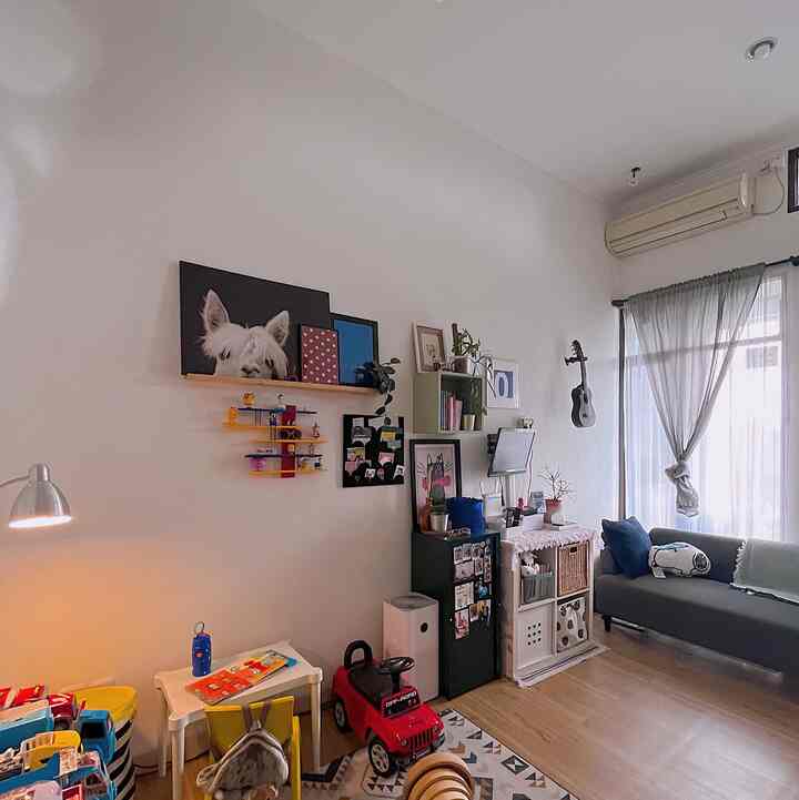 setiap ruangan dirumah kami memiliki color palette yang berbeda-beda. Living room kami didominasi warna putih gading dan wood pada lantai, warna senada kami pakai di kamar utama yang lebih didominasi unsur japandi. Sedangkan untuk kamar anak dan kitchen, kami memberi aksen 'hidup' dengan menggunakan sentuhan warna 'pop' pada pilihan hiasan di dinding dan motif keramik lantai.

#BringColorsToMyHome
#HomeColorPalette
#PaletWarnaRumah
#Japandi
#ModernHouse
#HomeDecorInspo
#HomeDecor