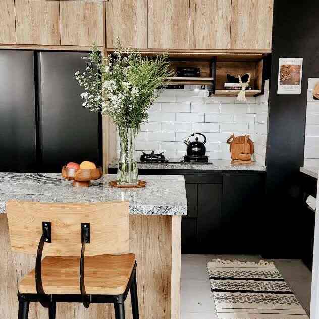 Salahsatu pojokan kitchen yang selalu sibuk, merupakan bagian sink cucipiring, preparation lalu mengarah ke cooking 

#bumitimi #kitcheninspiration #Kitchenbach 