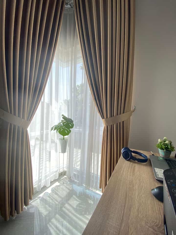 Pencahayaan di rumah kami pada siang hari mengandalkan sinar matahari yang masuk lewat jendela-jendela besar yang ada di setiap ruangan, sehingga pada siang hari kami tidak perlu menyalakan lampu di dalam rumah, kecuali pada saat cuaca mendung.

Di area jemur di pasang atap Alderon sehingga cahaya matahari tetap masuk untuk mengeringkan jemuran. 


#PencahayaanAlami
#BrightHouse
#NaturalLighting
#Minimalist
#Minimalis
#MinimalistHouse
#Bandung
#RumahCluster
#RumahDeveloper