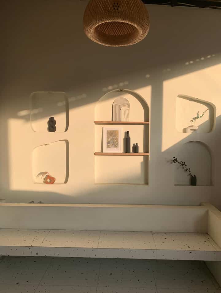 Bagian teras ini selalu berlimpah cahaya matahari di sore hari, bikin spot ini jadi makin keliatan estetik✨✨

#PencahayaanAlami #BrightHouse #NaturalLighting #rumahdeveloper #tinyhouse #terrace