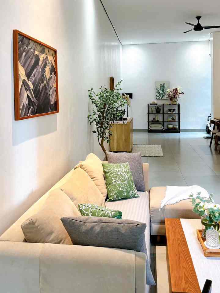 Color pallete di rumah kami di dominasi warna kayu, monochrome dan sedikit sentuhan hijau pada dinding dan tanaman artificial, agar kesan natural lebih terasa pada rumah ini #bringColorsToMyHome #HomeColorPalette #paletWarnaRumah