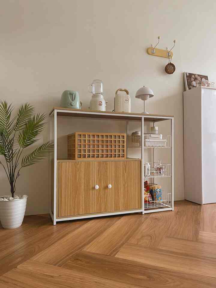 Pallet warna dirumah 
Rumahku identik dengan warna wood & white jadi aku paduin warna2 natural netral untuk dekorasi aku juga pilih warna2 natural seperti rak dapur ini 
Dan juga kebanyakan printilan2 juga aku pilih warna white untuk lantai vynil aku juga pakai motif warna kayu biar menambah suasana hangat ruangan 

#bringcolorstomyhome
#homecolorpallete
#paletwarnarumah
#koreanhouse
#woodnwhite
#minimalis 