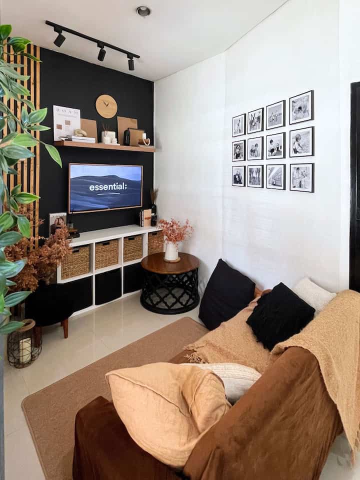 ➖ Our Bright Room

Ruang TV ini yang salah satunya kena cahaya matahari dari jendela.

Biasanya rumah ini melimpah cahaya matahari dari jam 10 keatas karena rumah kita menghadap ke selatan jadi agak susah dapat cahaya matahari. 

Kebetulan rumah tetangga sekitar juga lebih tinggi. Sehingga semakin sulit untuk mendapat cahaya matahari melimpah. Makanya cita-cita banget pengen ganti jendela yang lebih besar dan penambahan skylight agar cahaya yang masuk lebih banyak.

Semoga menginspirasi 🤎

#PencahayaanAlami #BrightHouse #NaturalLighthing #Livingroom #RuangTv #Ruangkeluarga #Rumahmungil #rumahdeveloper #rumahkecil #inspirasiruangkeluarga 