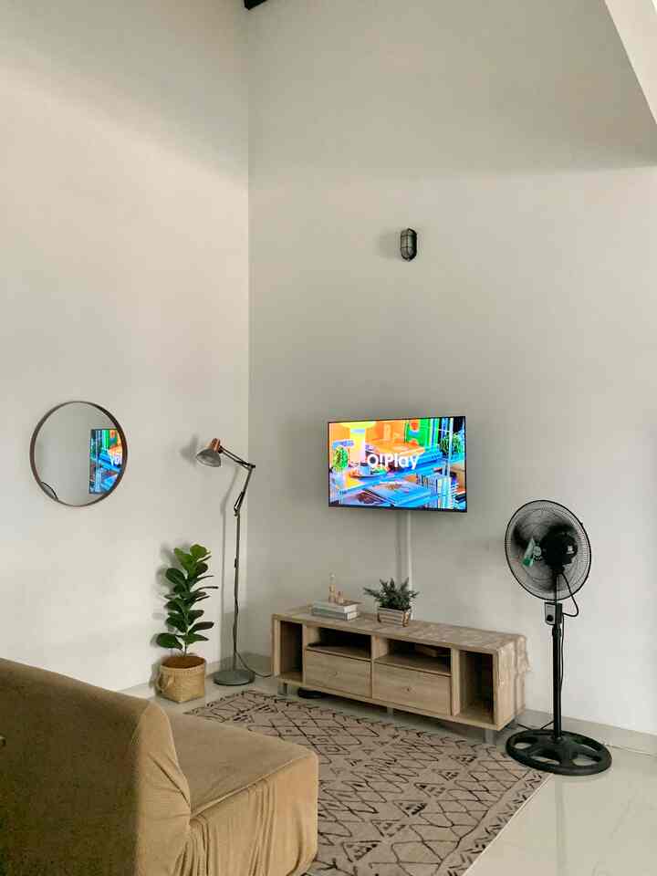 Color palette di rumahku didominasi warna netral. 

Living room dan kitchen area dengan furniture dan barang dekoratif warna coklat wood. Kemudian sentuhan warna grey pada standing lamp dan kabinet bawah dapur. Taplak meja makan juga berwarna grey agar senada. Untuk kamar utama terdapat warna grey yang lembut dipadu dengan furnitur berwarna putih supaya kamar terasa lebih lega.

#BringColorsToMyHome #HomeColorPalette #PaletWarnaRumah #minimalist #homedecor #homestyling