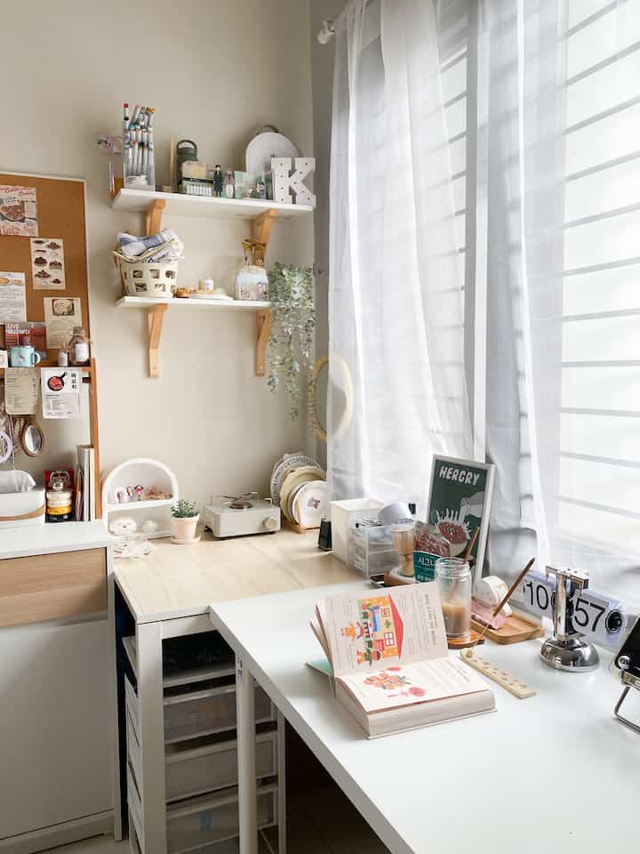 Ruang kerja sekaligus coffee corner ini adalah ruangan dengan natural light terbaik di Greynaehaus.

Sepanjang hari cerah karena jendelanya besar, terutama pada pagi hingga siang hari.

#PencahayaanAlami
#BrightHouse
#NaturalLighting
#rumahdibandung
#rumahminimalis 
#greynaehaus
#workingroom
#coffeecorner