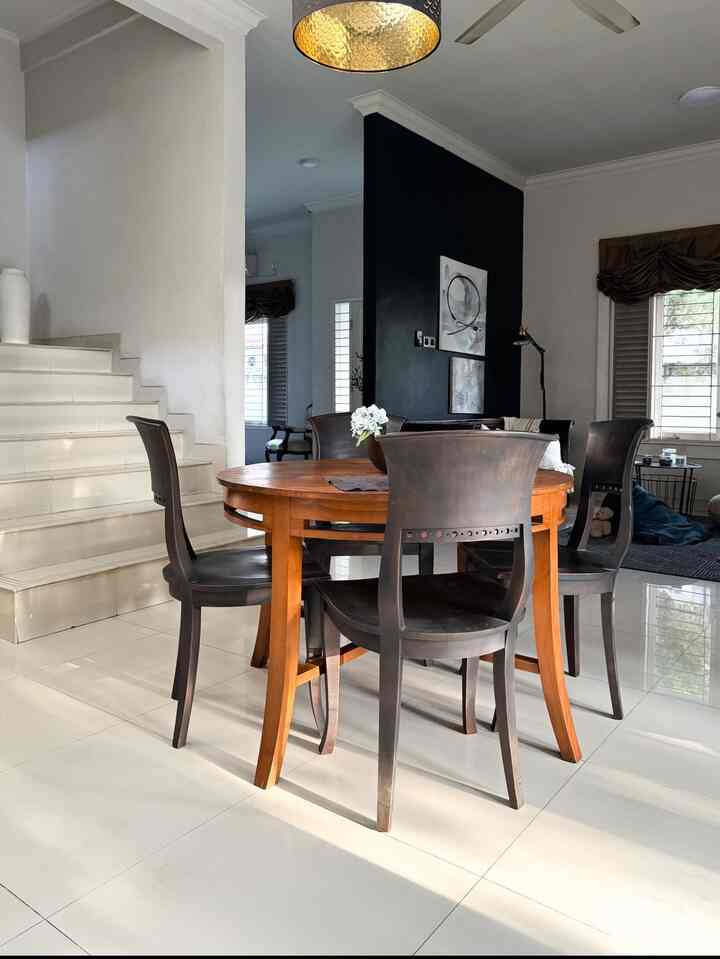 Color Palette Di Rumah Kami.

Keseluruhan interior di rumah memakai color palette utama hitam,putih,coklat natural dan abu abu.Dinding dominan berwarna putih dan di beberapa sisi berwarna bold,hitam tegas.Untuk memberi kesan lebih elegant,warna coklat natural kami pilih sebagai warna perabot.Sedangkan warna putih,off white,grey lebih dominan pada benda benda dekorasi seperti vas,keramik,lampu meja,jam,kanvas,hingga rug.Warna putih untuk memberi kesan nyaman dan homey.

#bringColorToMyHome
#homecolorpalette
#paletWarnaRumah
#livingroom
#vintage
