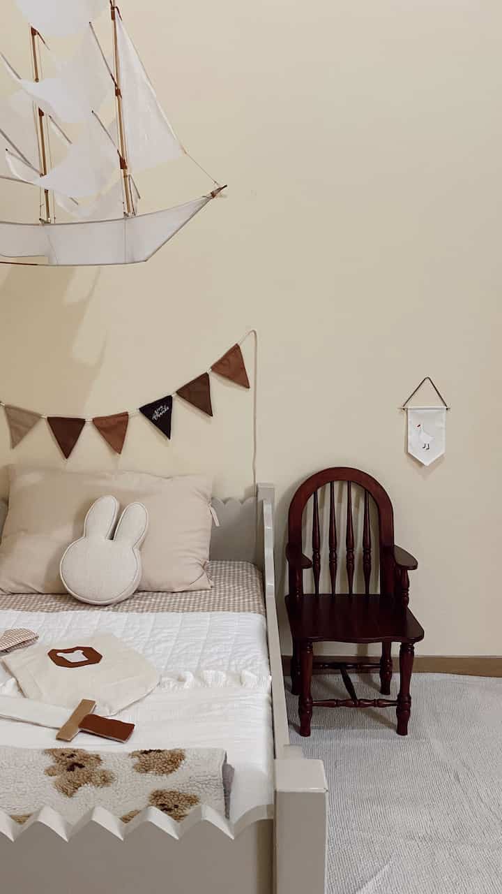 Ngomongin soal warna, di hatobiko udah jelas warna earth tone yang mendominasi. Seperti tag product yang aku cantumin di foto pertama, semua warnanya serasi dan senada. Warna coklat dan turunannya merupakan warna yang mendominasi di rumah ini. Mulai dari warna paling terang sampai paling tua. Untuk penetral aku sering menggunakan warna natural kayu dan warna putih.
Tips dari aku agar suasana tidak monoton meski warnanya itu itu aja, adalah membuat 1 furniture memiliki warna yang dominan untuk "punch" suasananya. Seperti dikamar ini, mulai dari lantai, lemari warnanya soft dan hampir sama, jadi aku memilih naruh kursi dengan warna coklat gelap untuk menjadi point of view di kamar ini 🥰

#BringColorsToMyHome #HomeColorPalette #PaletWarnaRumah #kidsbedroom #aestheticroom #vintageroom #koreanroom