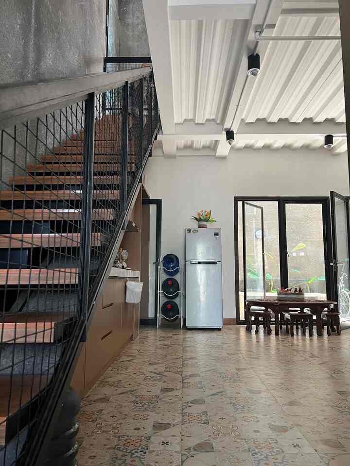 Color pallate di rumahyuqibam sebagian besar bernuansa abu-abu, putih, kayu atau coklat, dan hitam untuk menampilkan gaya industrialnya...
Ini mencakup semuanya, mulai dari fitur permanen hingga dekorasi..
✨ Hitam membantu menambahkan drama
✨ Putih akan akan menonjolkan ruangan terbuka
✨ Abu-abu akan melembutkan 2 warna berani 
✨ Kayu/coklat memberikan kenyamanan

Batu bata ekspos adalah satu part on point di ruang makan kami ini, dengan view taman juga disamping  sebagai lubang keluar masuk angin sebut saja ventilasi..

Meskipun sebagian besar gayanya terdiri dari warna natural, bukan berarti tidak boleh menggunakan warna lain, beberapa dekorasi dengan warna lain tetap ada di rumah kami 😊

Semoga bisa jadi inspirasi yah...terima kasih 💕

#rumahyuqibam
#inspirasiruangmakan
#rumahindustrial
#BringColorToMyHome
#HomeColorPalette
#PaletWarnaRumah