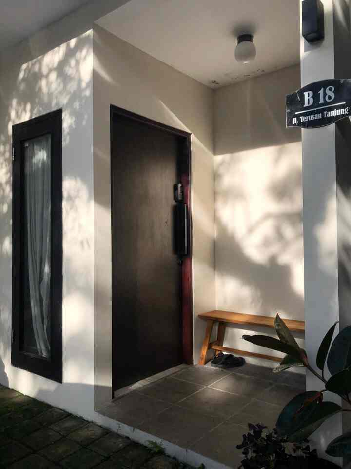 Selamat pagi tetangga khisaku! 
Pagi ini disambut langit yang cerah dan biruu setelah beberapa hari kemarin hujan. 
Akhirnya bisa post untuk misi natural light hehehehe

Dirumah tetangga cerah juga kaah?⛅️

#PencahayaanAlami
#BrightHouse
#NaturalLighting 
#NaturalLight
#SinarMatahari
#RumahMinimalis
#FasadMinimalis
#RumahMungil