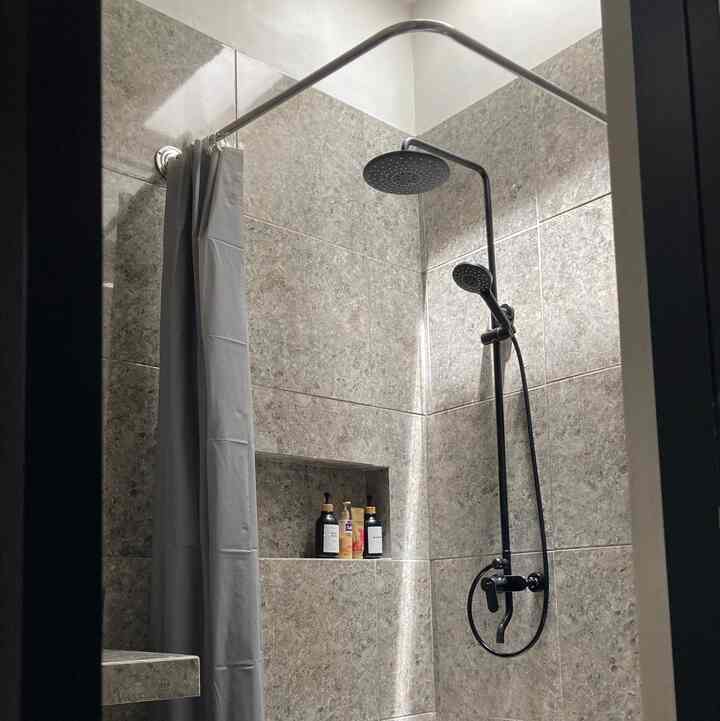 Ruangan yang tidak memerlukan lampu disaat matahari sudah terbit adalah kamar mandi yang terletak di lantai 2.

Kamar mandi ini dilengkapi skylight jadi ketika matahari sudah terbit sampai menjelang sore, kami tidak menggunakan lampu, karena sudah sangat terang, terlihat kan di foto. Tapi jikalau hujan atau mendung gelap tetap kami menggunakan lampu. 

Dengan ada nya sinar matahari yang masuk ke kamar mandi kami melalui skylight, dapat menghindarkan kamar mandi dari kelembaban dan ini baik untuk kamar mandi. 

#PencahayaanAlami
#BrightHouse
#NaturalLighting #industrial #kamarmandi #sinarmatahari #skylight