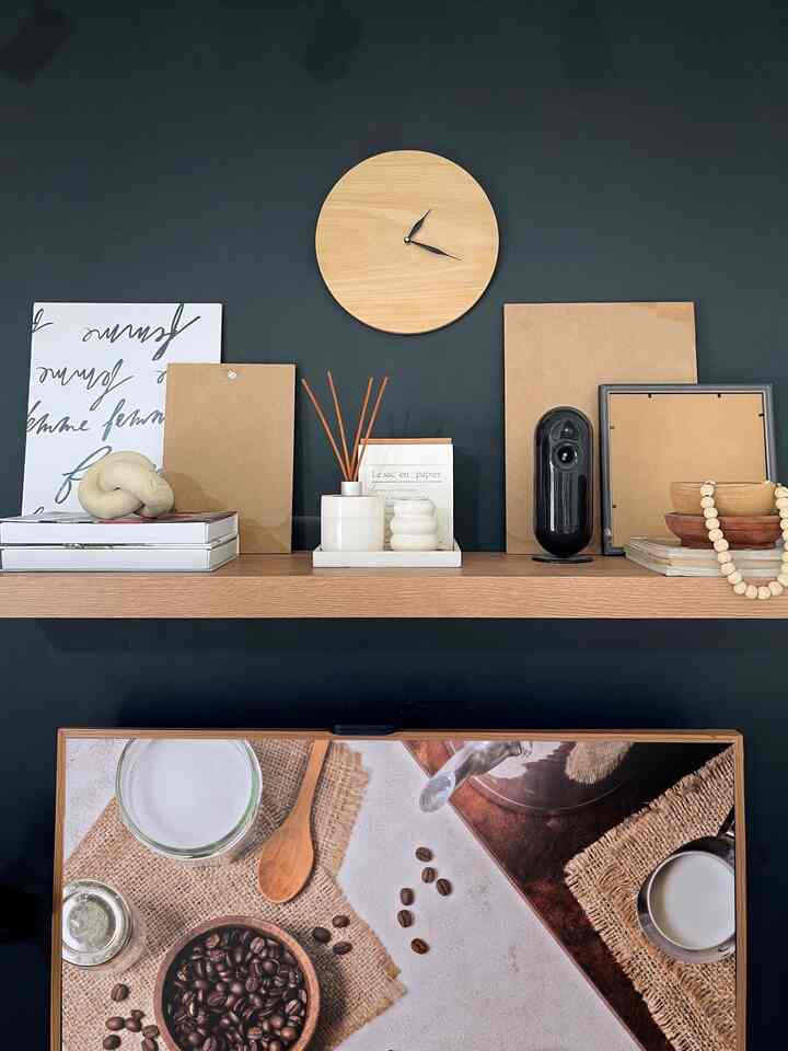 ➖ Color Pallete

Color Pallete di rumah ini, yang pastinya Warm and Bold, jadi di dominasi dengan warna hitam dan earth tone yang warm seperti coklat tua, terracota, latte dan caramel.

Hampir seluruh ruangan kita terapkan color pallete ini, kecuali di kamar anak dan di fasad.

Kami memadu padankan dengan dekorasi seperti cushion cover, throw blanket atau vas dan frame dengan warna yang senada.

Semoga menginspirasi 😍🤎🖤

#BringColorstomyhome #homecolorpalette #PaletWarnaRumah #Colorpallete #warmandbold #moderndarkinterior #warmandboldinterior 
