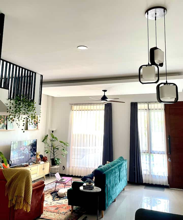 Jendela yang besar adalah impian aku saat membangun rumah. Saat hari cerah, lantai bawah sangat jarang menyalakan lampu karena adanya jendela besar di ruang utama. Hal ini juga membuat tanaman indoorku tetap segar meskipun jarang dikeluarkan #PencahayaanAlami #BrightHouse #NaturalLighting #bohemianstyle #homedecor