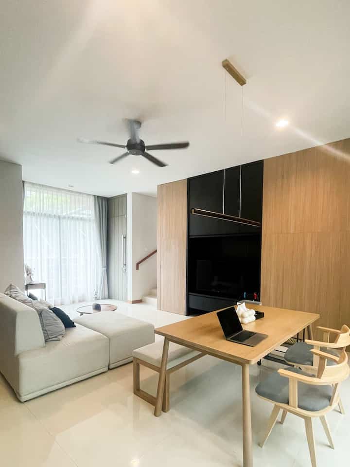Warna palette rumah kami mengikuti tema #japandi yang kami pilih jadi didominasi oleh warna kayu, hitam, abu dan putih. Kami memilih warna ini karena suka warna yg netral dan rumah yg terang. Kami memadukab dengan aksesoris yang simple dan juga furnitur yg warnanya selaras.
#BringColorsToMyHome #HomeColorPallette #PaletWarnaRumah
