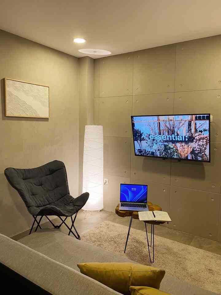 Palet warna ruang tv saat malam hari. Semua lampu dirumah ini berwarna warm white, untuk menghadirkan kesan hangat pada saat malam 🫶

#BringColorsToMyHome #HomeColorPalette #PaleteWarnaRumah #Industrialhouse #dekoasirumahindustrial #modernindustrial