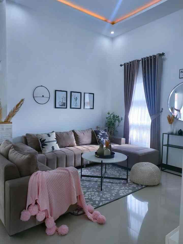 Assalamu’alaikum, Ini tempat favorit kami di rumah.Living room di lantai 2 ini jadi pusat aktivitas kami, nonton tv, ngobrol, makanpun kadang dibawa kesini.
Oh ya, Slide terakhir adalah dekorasi lama.Kami hanya mengganti sofa dengan warna yg lebih match sma tembok.
Gimana, kalian suka yg mana?
#FavoriteMoment
#FavoriteRoom
#FavoriteDecorItem
#Scandinavian
#Livingroom
#RumahMungil
