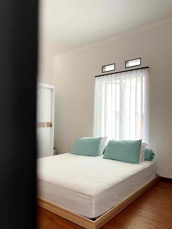 Color palette lantai dasar dan lantai mezzanine di rumah makna cukup berbeda. 

Kalau di area mezzanine (kami fungsikan sebagai kamar), kami lebih banyak menggunakan warna putih dan kayu. Tidak ada furniture warna hitam atau abu tua. Untuk lantainya, kamipun memilih menggunakan vynil motif kayu dibandingkan granite. Hal tersebut kami lakukan karena kami ingin ruang tidur yang nyaman, hangat, juga tidak terkesan penuh. Apalagi area mezzanine ini hanya 3,5 x 5 meter. Bisa dibilang style area mezzanine lebih mengarah ke minimalis japandi.

Sedangkan di area lantai dasar, selain warna putih dan kayu, juga didominasi hitam dan abu sehingga lebih ada kesan industrialnya. Selain itu, sebagai aksen kami juga selalu menambahkan warna hijau di setiap ruangan.

Jadi secara umum, color palette #rumahmaknaa adalah putih, kayu, abu, hitam, dan hijau. Kedepannya ada keinginan untuk nambah warna lain. Kira-kira warna apa yaa yang cocok 

#BringColorsToMyHome
#HomeColorPalette
#PaletWarnaRumah