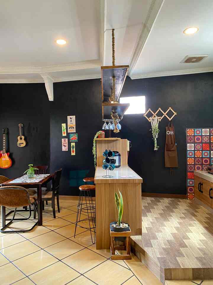 Pimilihan warna hitam mendominasi ruang makan dan dapur dirumah kami, warna yg jarang di gunakan oleh homdecor lain, untuk kami memiliki sisi unik dirumah ini dengan pengaplikasian warna lain seperti merah warna-warni pada sticker tegel dan warna wood. 

Jangan takut mengekspresikan apa yang kamu suka tidak apa berbeda buatlah itu jadi identitasmu

Semoga mengisnpirasi 🙂

#BringColorsToMyHome
#HomeColorPalette
#PaletWarnaRumah
#Vintage #Retro