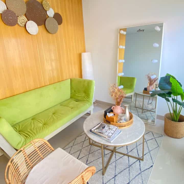 Satu satunya warna yang aku masukan lewat furniture adalah hijau ini… yang awalnya aku ragu cocok gak ya, ternyata setelah pindah kerumah ini.. hijau ini lumayan masuk dan blending ke aksen dan warna kayu yang ada dirumah sooo happy🥰 

Entrance way jadi lebih colorful dengan warna ini :) #Bringscolortomyhome #Homecolorpalette  #paletwarnarumah 