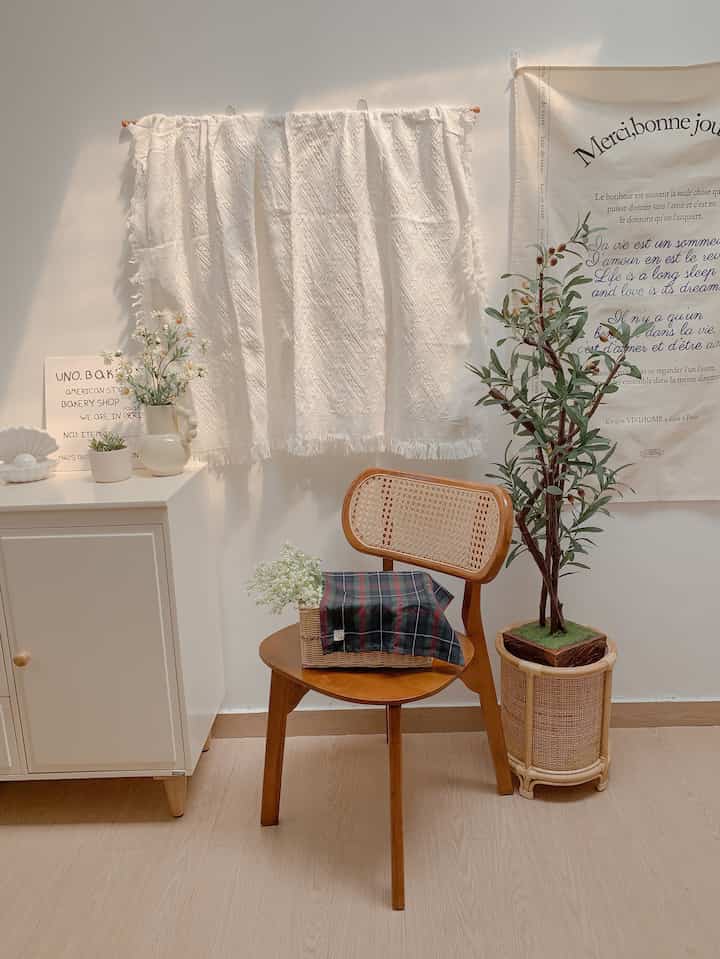 Beberapa spot di ruangan ku yang mendapatkan sinar matahari 🫶🏻 biasanya ku bisa dapat sinar matahari itu sekitar jam 12.00 - 14.30 , selebihnya susah sekali mendapatkan matahari. Tapi akhir - akhir ini lagi mendung terus 🥲

#pencahayaanalami #brighthouse #brightroom #brightstudio #naturallighting #room #roomdecor #studiodecor #koreanroom #koreanstudio 