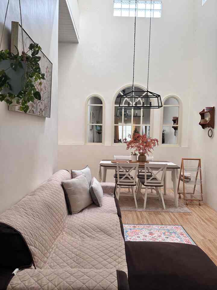 Di bagian ini tidak bisa ditambahkan jendela karena berbatasan langsung dengan dinding tetangga, untuk memaksimalkan cahaya akhirnya diputuskan penambahan skylight dan glassblock

#PencahayaanAlami #BrightHouse #NaturalLighting #modernfarmhouse #bandaaceh #livewithkids