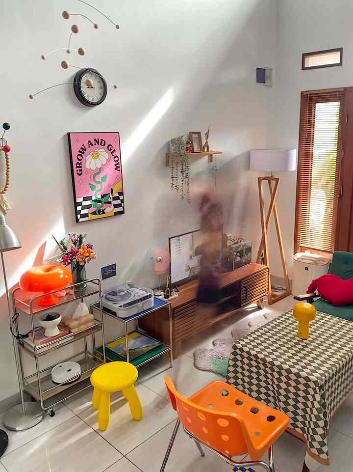 Memaksimalkan waktu libur bersama anabul di minggu pagi ≽^•⩊•^≼

Ruang tamu jadi space dengan pencahayaan terbaik di rumah kami, khususnya di kala pagi ✨

Sinar matahari berbentuk skylight masuk ke ruang tamu berkat kaca pada jendela di atas ventilasi. Selain itu jendela ruang tamu kami pasang tirai untuk menciptakan efek yang lebih sinematik 🌞

Pencahayaan ini cukup untuk menyinari ruang tamu kami dan memberi kesan menenangkan di pagi hari 🍃

#pencahayaanalami #brighthouse #naturallighting
