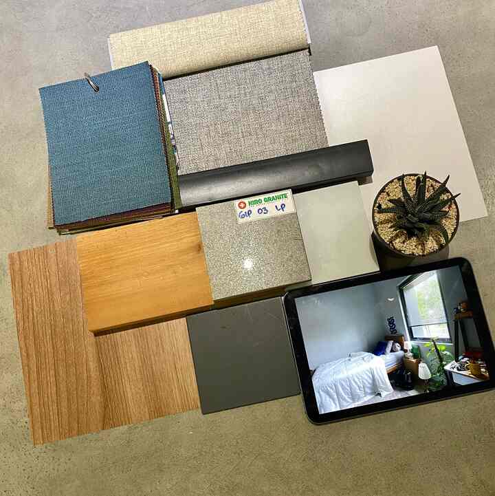 #labeloftones - color and material board

sebelum mulai merancang interior kamar, tentu ada tahap memilih warna dan material agar sesuai konsep #midcenturymodern dengan warna yang hangat dari kayu sungkai dengan lapisan HPL dengan standar “wood grain”, pemilihan lantai dengan granit berwarna abu, aksen rangka dari besi hollow, serta pemilihan kain pada tempat tidur dan karpet sebagai aksen kontras. 

#brigcolorstomyhome #homecolorpalette #paletwarnarumah