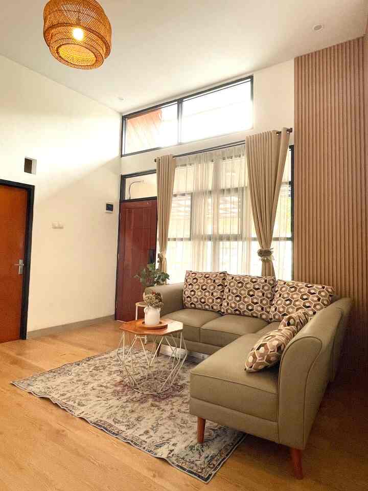 Mataharinya agak malu malu ini, mungkin ini ruangan di rumah aku yang sering terkena matahari, ruang tamu dan ruang tv yang sebenernya jadi satu, karena jendela rumah ini lumayan banyak dan cukup besar jadi banyak cahaya masuk kalau di pagi dan siang hari. 
#PencahayaanAlami
#BrightHouse
#NaturalLighting
#Scandinavian
#Cahayamatahari
