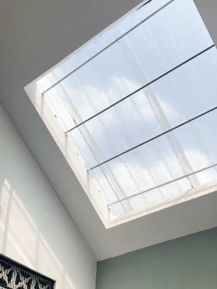 Tips pencahayaan di area laundry room
1. Meninggikan plafon dan menggunakan skylight bahan galvalum bening atau solar flat
2. Gunakan cat warna cerah seperti warna putih untuk mendapatkan kesan ruangan clean, terang dan luas
3. Memilih perlengkapan warna senada dengan memadu padankan desain interior

Semoga bermanfaat ✨
#PencahayaanAlami #BrightHouse #NaturalLighting #laudryroom #skylight #rumahminimalis 
