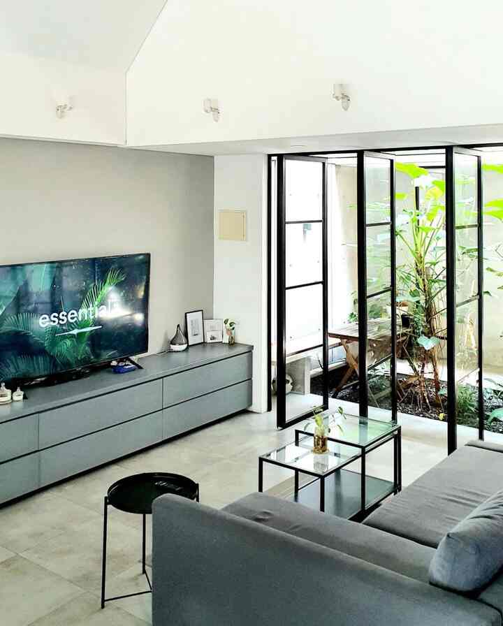 • BRIGHT HOUSE •
Kali ini aku akan menceritakan tentang pintu kaca besar yang ada pada area living room RFL House. Pintu kaca besar yang menjadi penghubung antra area living room dan innercourt menjadi sarana untuk masuknya cahaya alami / cahaya matahari dari area innercourt ke dalam rumah, sehingga pada siang hari, kebutuhan ruang akan cahaya dapat terpenuhi tanpa harus menyalakan lampu. Semoga menginspirasi 😁

#pencahayaanalami #brighthouse #naturallighting #scandinavianhouse #livingroom #scandinavianlivingroom