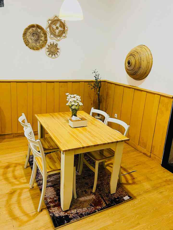 Ruangan di rumah aku kebanyakan warna putih dan coklat ke kuning kuningan, karena aku sukanya tema white n wood untuk di rumah 
#BringsColorsToHome
#HomeColorsPalete
#PaletWarnaRumah
#Whitenwood

