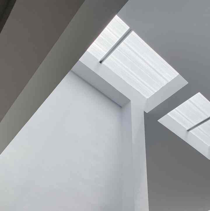 Beberapa skylight di awhouse.

menjadikan rumah dengan skylight itu menurut kita salah satu cara untuk membuat rumah tidak menjadi lembab, karna masuknya paparan sinar matahari yang cukup.

selain estetika matahari juga mampu membuat pencahayaan yang baik dirumah sehingga kita tidak perlu menyalakan lampu pada siang hari.

Save ya, untuk jadi inspirasi temen temen🤍

#Pencahayaanalami #brighthouse #naturallighting #skylighthome #homeinspiration 