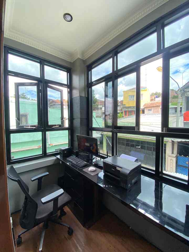 The only room that is exposed to direct sunlight is my husband's work room. This is on the 2nd floor, initially this was a less functional balcony which in the end we turned into a work room.

The natural light in this room ranges from 9 o'clock until sunset so it's quite hot if you sit here without air conditioning or a fan 😅 but it's nice to spend time sunbathing here without having to leave the house ☺️

One tip for clean and aesthetic lighting apart from the sun is to add aesthetic task lighting or accent lighting.

Hopefully it will be an inspiration, homers 🥰🥰
#NaturalLighting
#BrightHome
#NaturalLighting
#Workspace
#ModernMinimalist