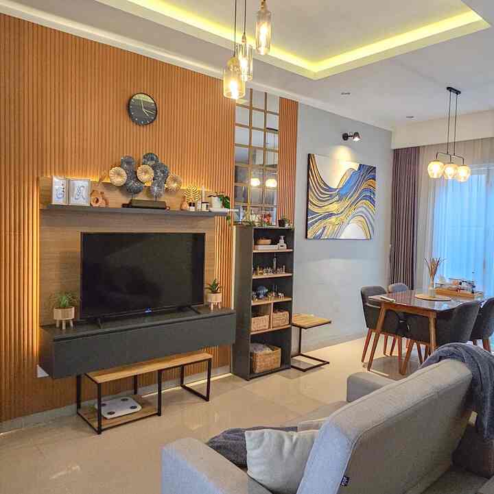 Rumah kami menerapkan color palet yang seragam, yaitu perpaduan coklat kayu, hitam dan abu tua. Warna abu tua lebih diaplikasikan pada dinding rumah, sementara coklat kayu dan hitam diaplikasikan pada sebagian besar furniture dan pajangan dekorasi. Color palet ini adalah pilihan kami sejak lama karena sangat nyaman secara visual dan menghangatkan jiwa. Apalagi saat mode pencahayaan remang-remang dengan LED diaktifkaan, it will be lovely 
#BringColorsToMyHome
#HomeColorPalette
#PaletWarnaRumah