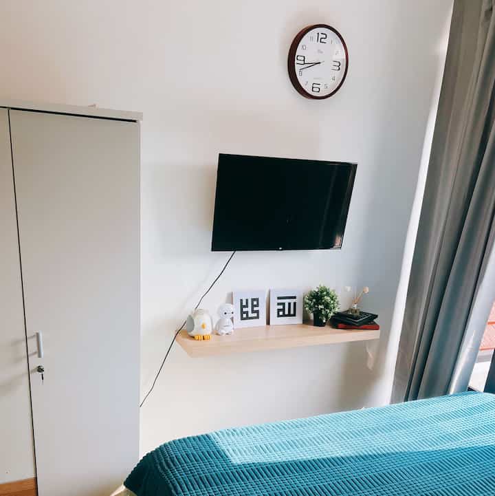 Kamar tidur tempat semua keluarga berkumpul melepas penat, dekorasi simple agar mudah dibersihkan. #dekorasirumah #dekorkamar #kamartidur #dekorruang #dekorminimalis